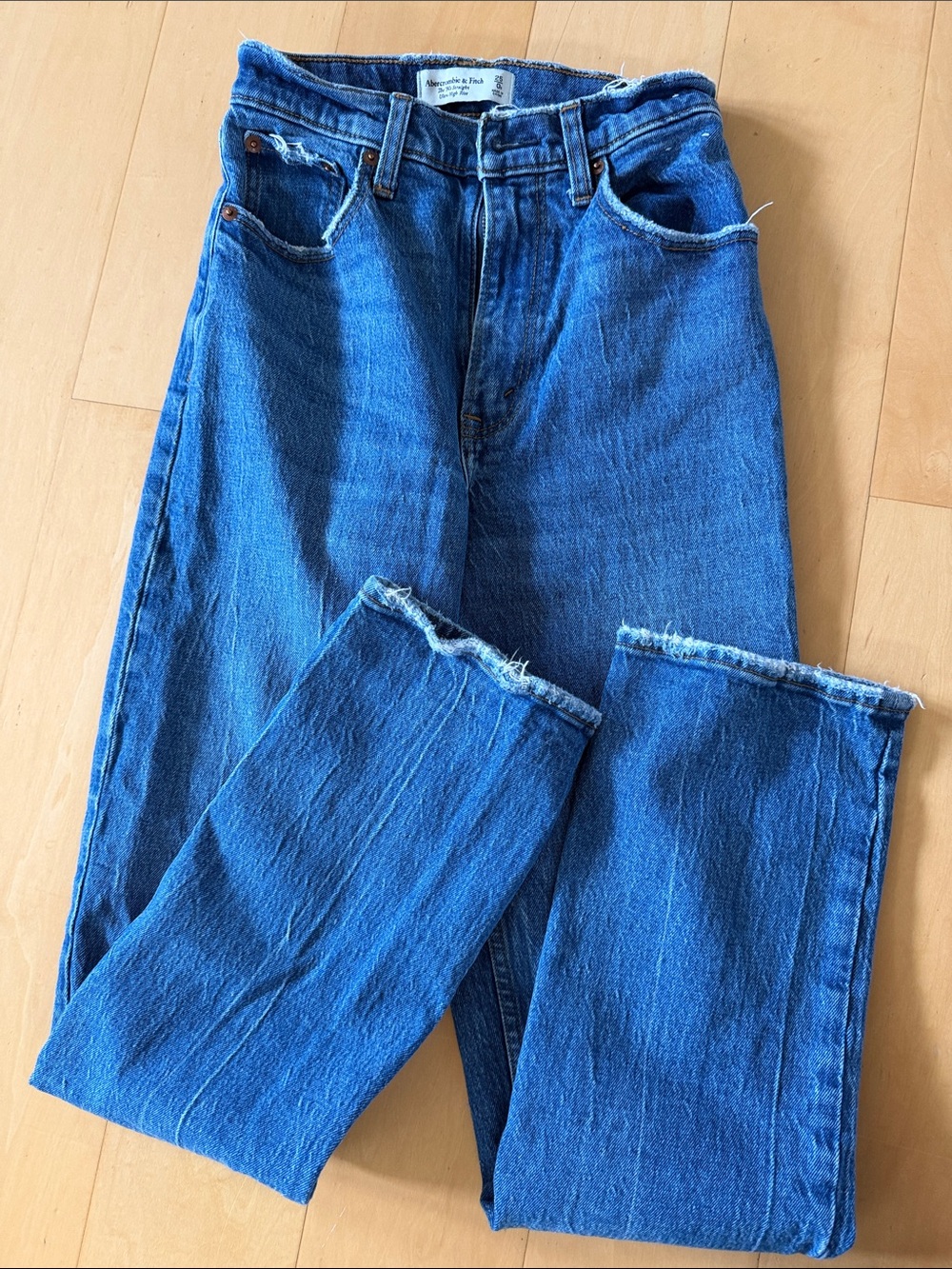 Abercrombie & Fitch Women’s ‘the ‘90s Straight Ultra High Rise jeans, size 25/0R